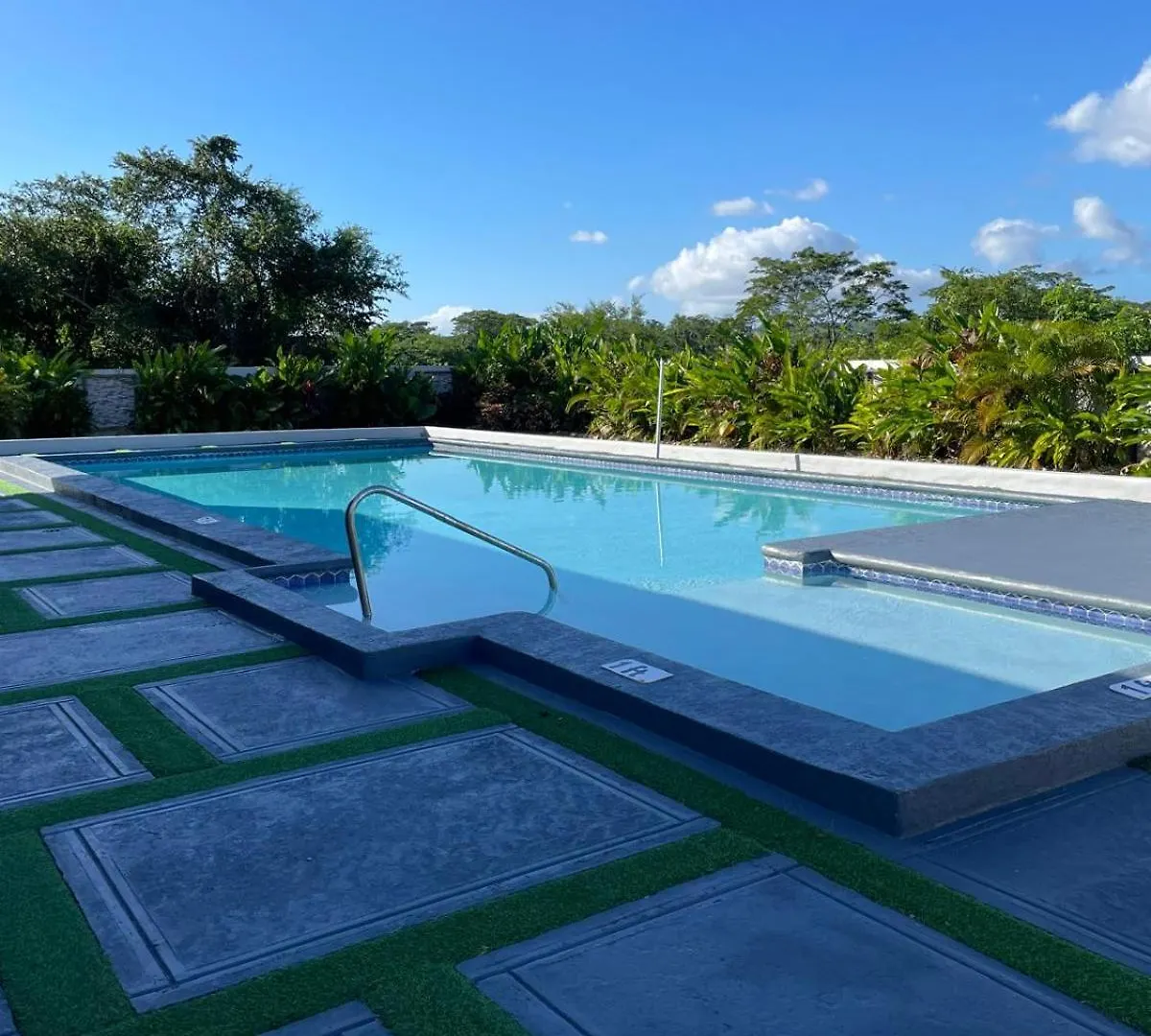 Turquoise Villa Little London
